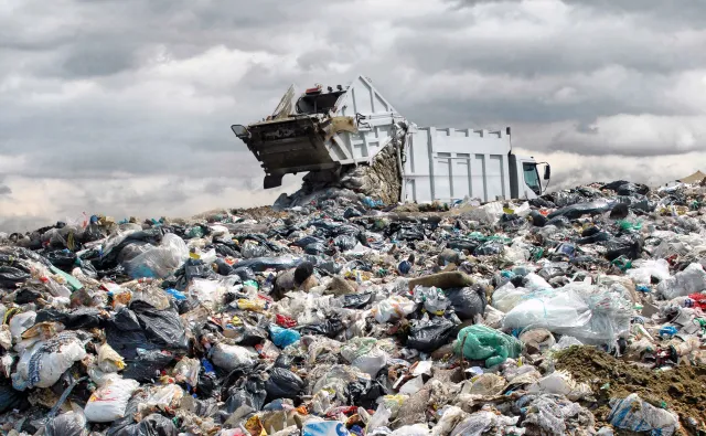 Gminy nie palą się do kontroli. Paniczny strach przed podwyżką opłat za śmieci współtworzy patologie