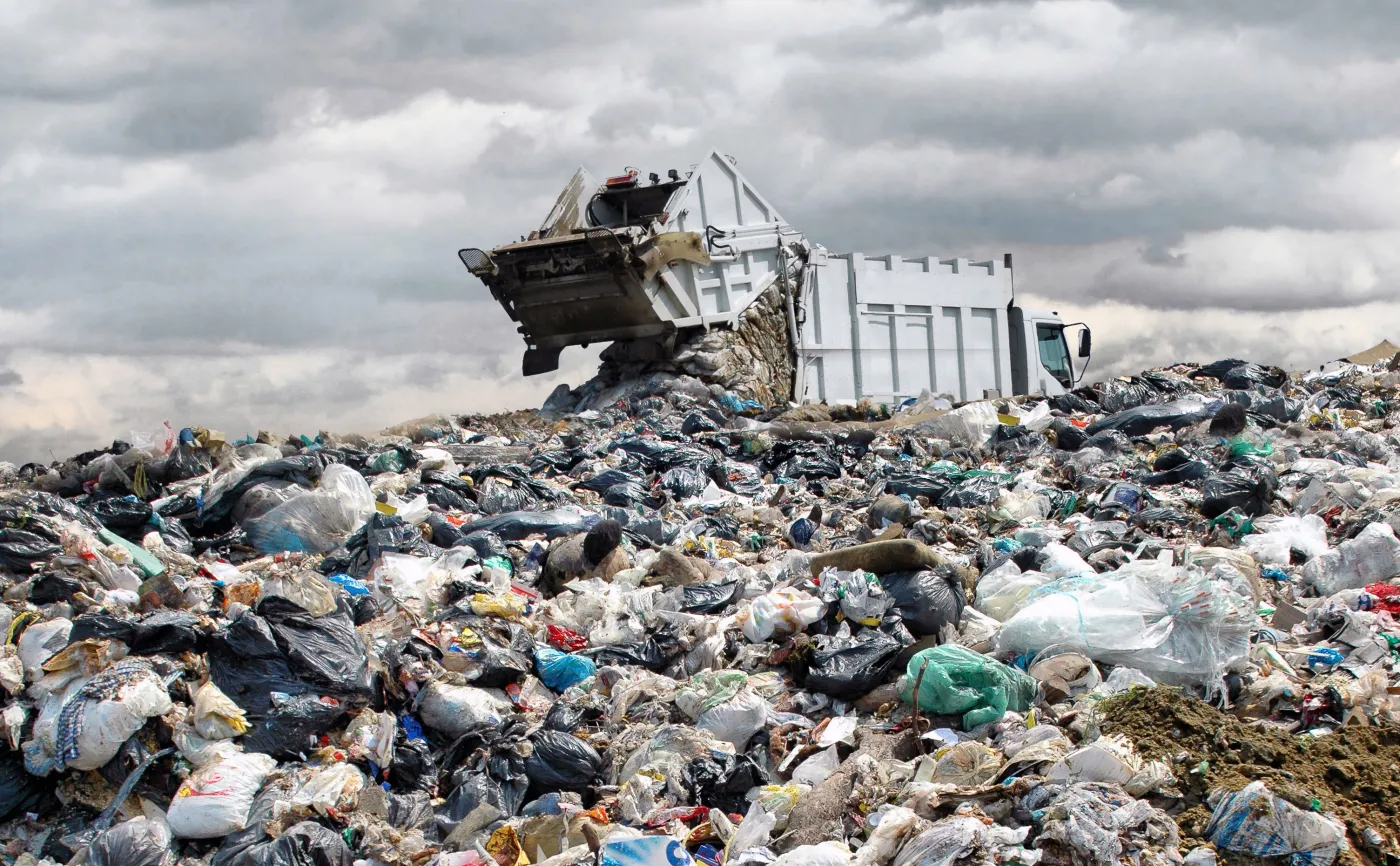 Gminy nie palą się do kontroli. Paniczny strach przed podwyżką opłat za śmieci współtworzy patologie