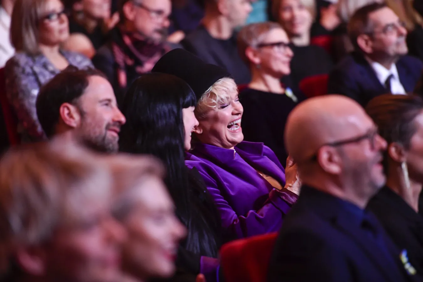 Katarzyna Figura przefarbowała włosy na niebiesko. "Znużona toksyczną męskością..."