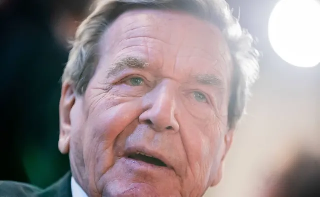 Gerhard Schroeder w rosyjskiej ambasadzie. Świętował wśród popleczników Putina...
