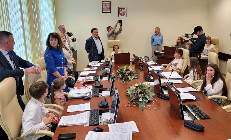 mazowsze-dzieci-w-sali-obrad-zarzadu-wojewodztwa-0-37815741.jpg