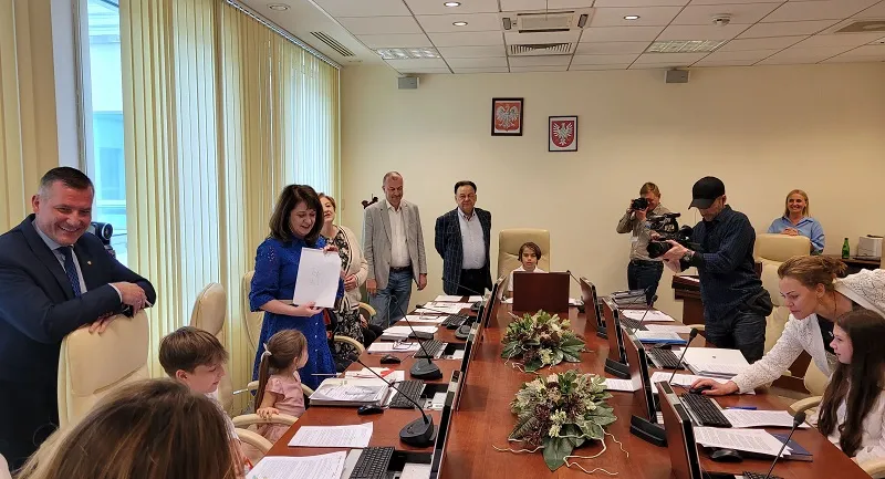 mazowsze-dzieci-w-sali-obrad-zarzadu-wojewodztwa-37815734.jpg