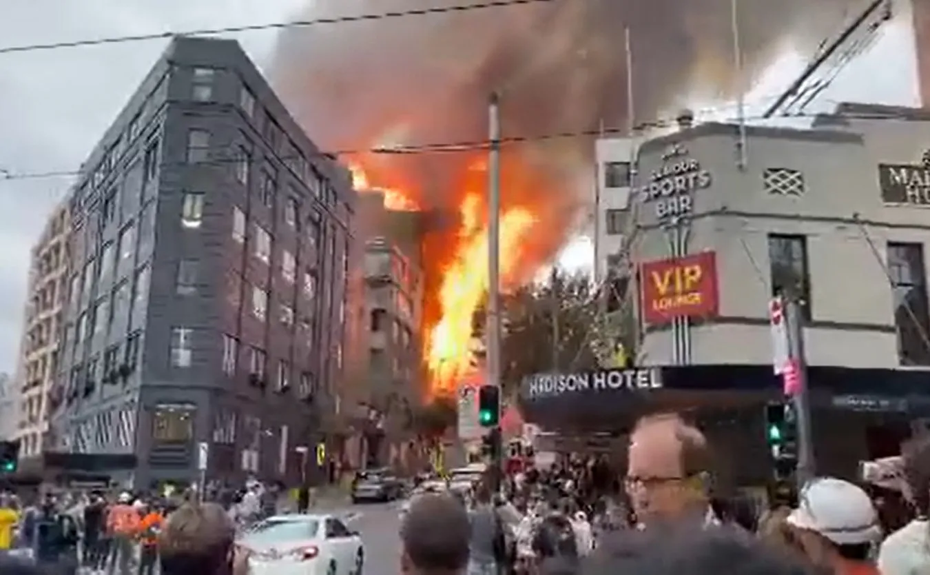 Olbrzymi pożar w centrum Sydney. "Cała ściana się zawaliła"