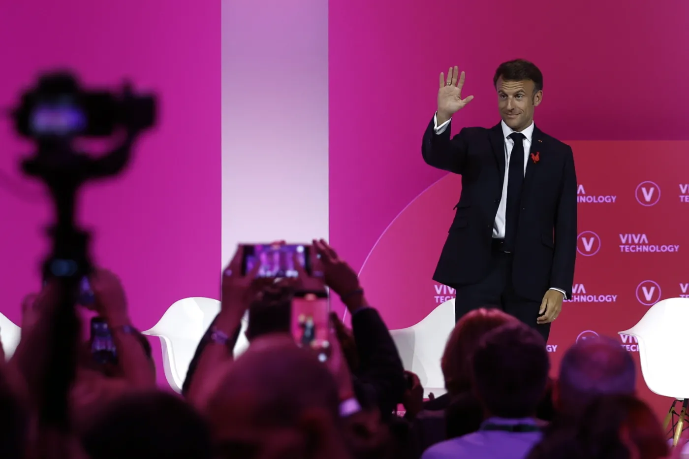 Macron obiecał 500 mln euro na rozwój AI. "Nie możemy pozostać za Chinami i USA"