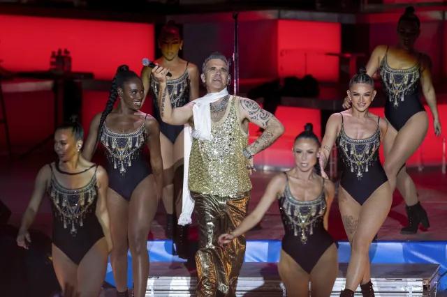 Robbie Williams przerwał koncert. "To przewlekły covid, a nie wiek"