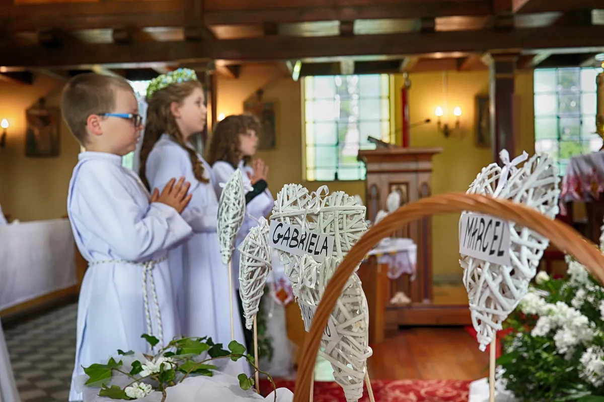 pierwsza komunia święta uroczystość kościół religia dzieci