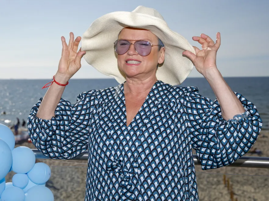 Katarzyna Figura w Międzyzdrojach: bolesny dla oczu miks stylizacyjny... [FOTO]