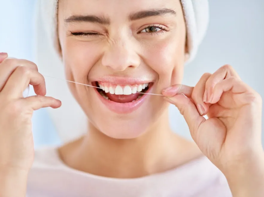 Rozpiera Cię duma, bo nitkujesz zęby? Istnieje duże ryzyko, że robisz to źle...
