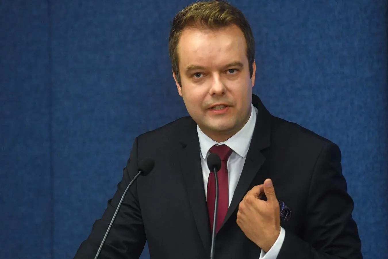 Kuriozalna konferencja. Rzecznik PiS do dziennikarki TVN24: Nie jesteście wolnymi mediami