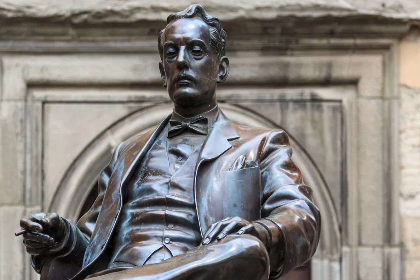 Niecodzienny protest. Dyrygent prowadził orkiestrę z zasłoniętymi oczami. Gwizdy i okrzyki "głupek”