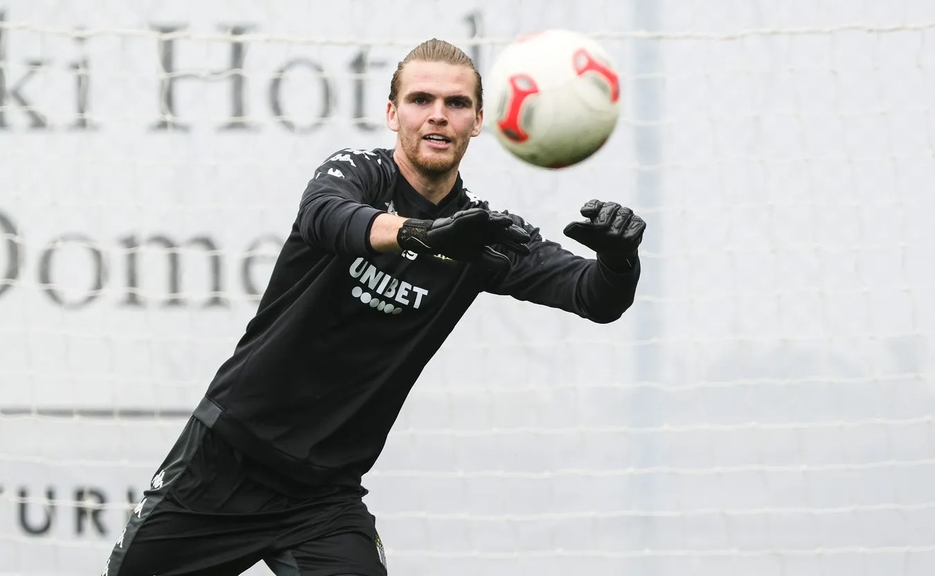 Tego jeszcze nie widzieliście. Kuriozalny gol samobójczy bramkarza [WIDEO]