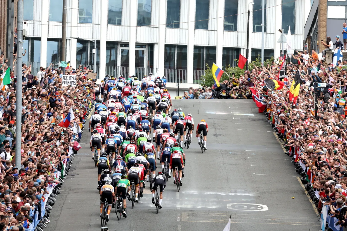 Incydent na trasie MŚ w kolarstwie. Aktywiści przykleili się do drogi