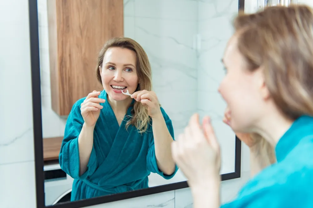 Daj się przekonać! Lekarz przedstawia 5 ważnych powodów do tego, by regularnie używać nici dentystycznych