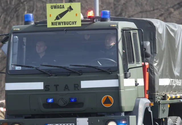 Niewybuch znaleziony w Wiśle w Warszawie. Akcja saperów, część bulwarów zamknięta