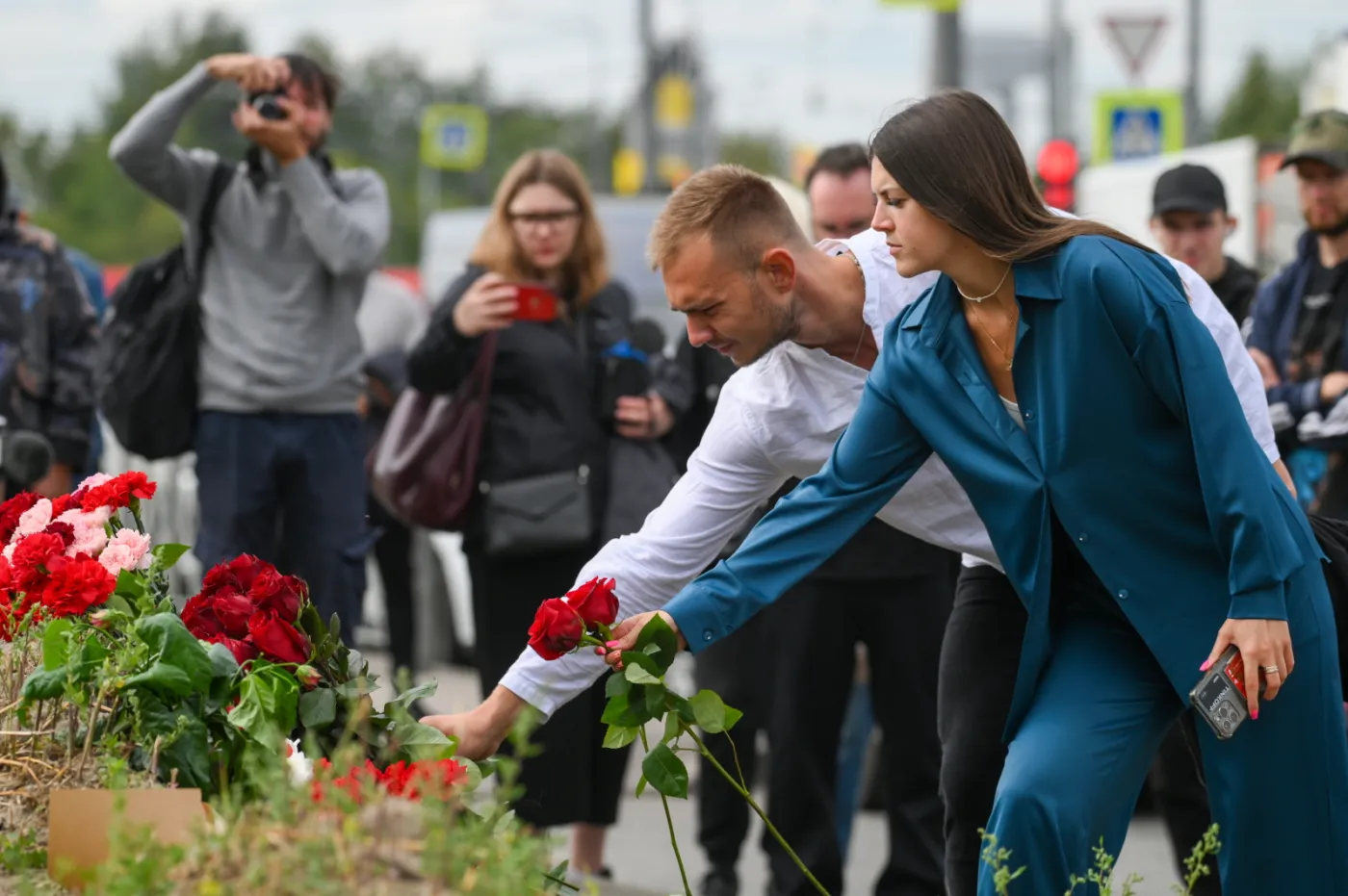 Ludzie składają kwiaty po śmierci Jewgienija Prigożyna