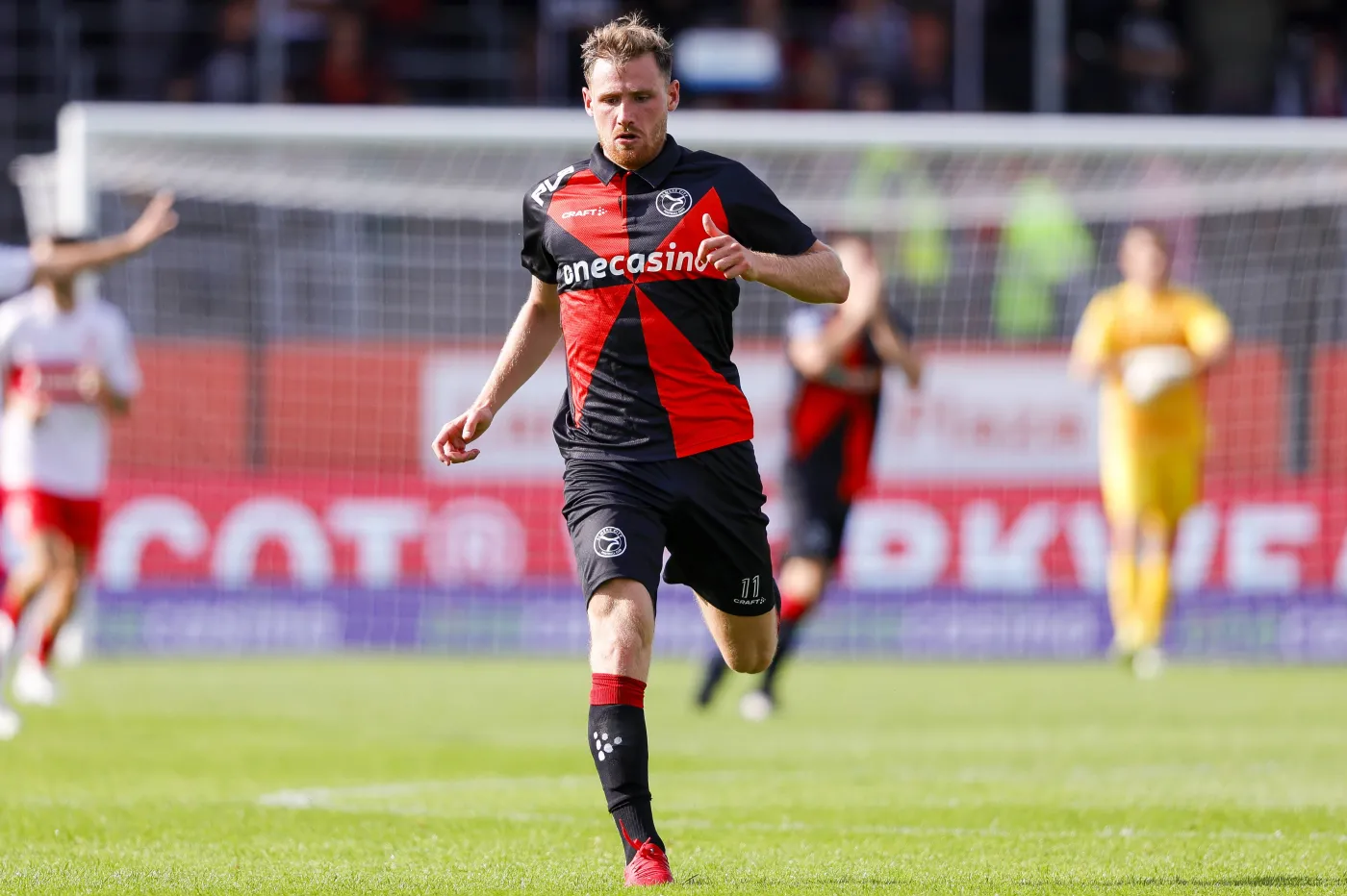 Czy można z metra nie trafić do pustej bramki? Temu piłkarzowi to się udało [WIDEO]