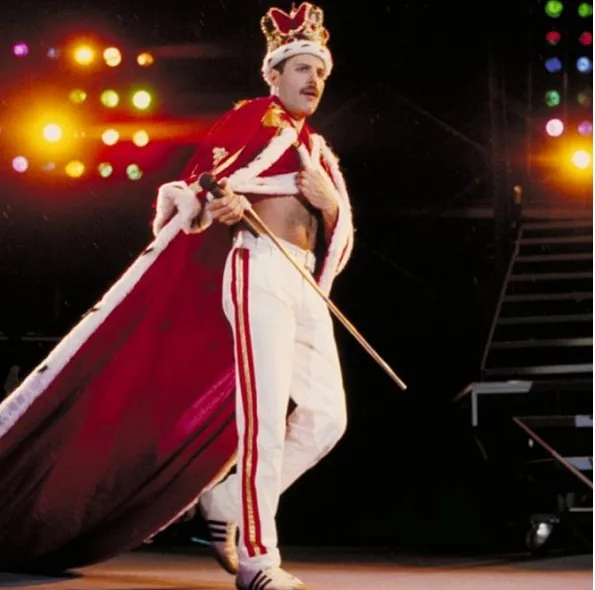 Srebrna bransoletka Freddiego Mercury’ego osiągnęła na aukcji rekordową cenę