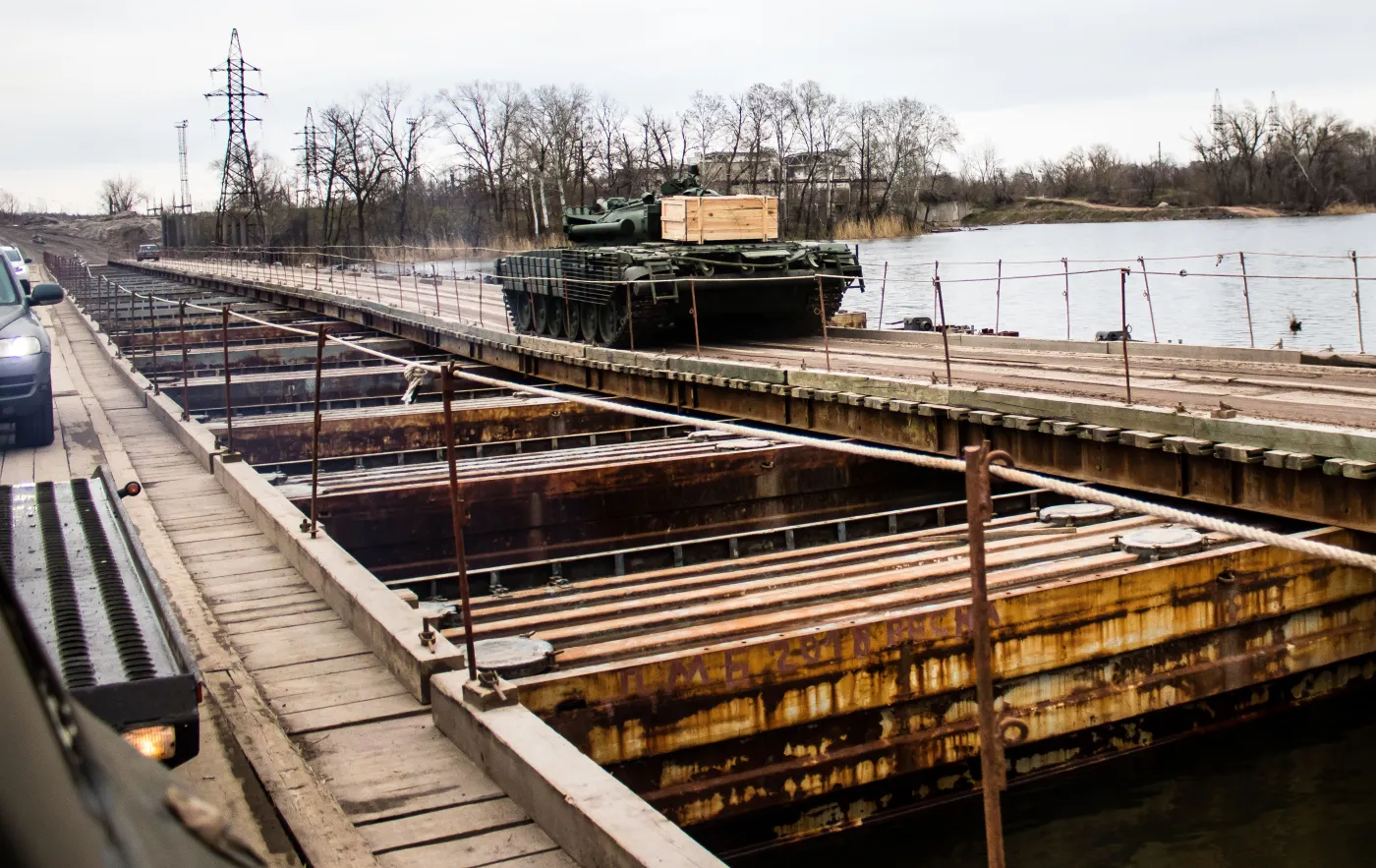 Czołg T-72 przeprawia się przez rzekę w Słowiańsku