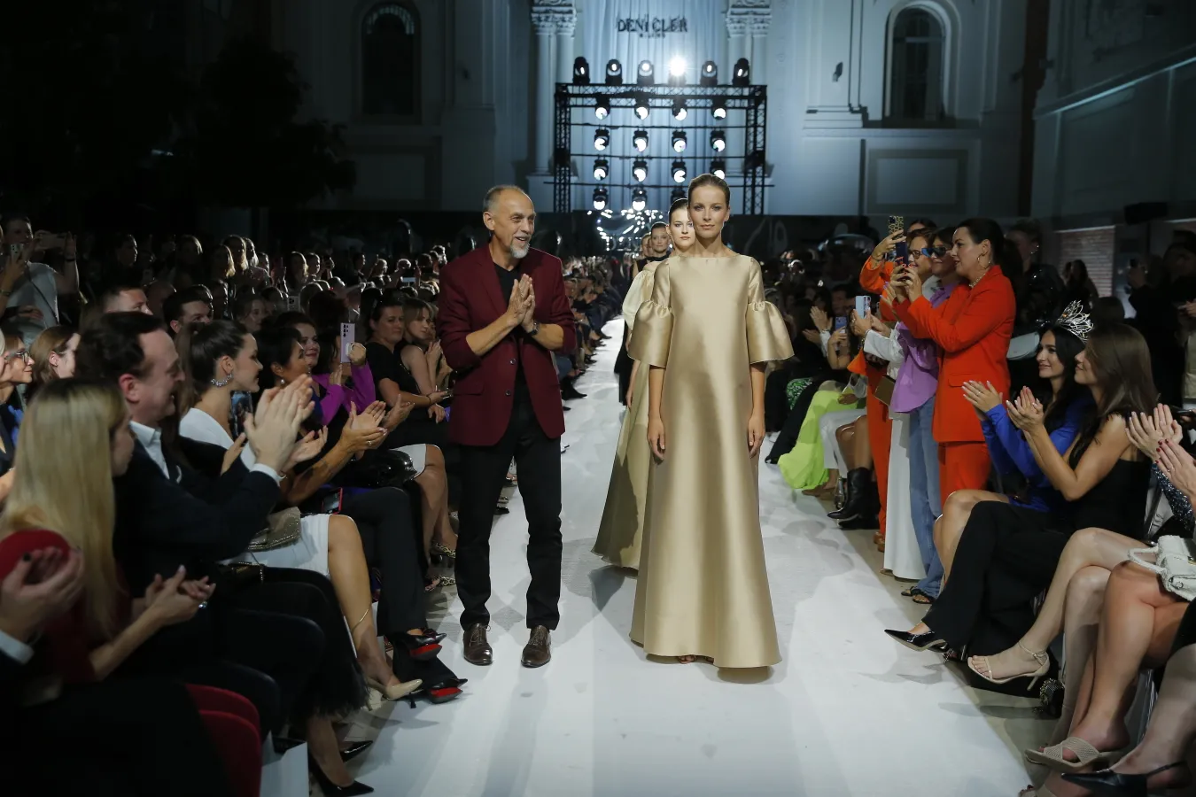 Nowa fryzura Racewicz, goły brzuch Markowskiej. One zamiast meczu wybrały pokaz mody [FOTO]