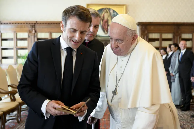 Francuski rząd szykuje projekt legalizujący eutanazję, ale z ogłoszeniem poczeka do wyjazdu papieża