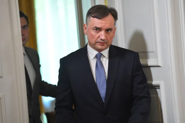 Niemcy pozbywają się farmy wiatrowej. Ziobro: Dla nich dobry Polak to biedny Polak