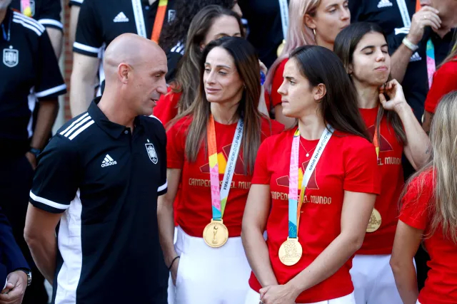 „Fałszywy feminizm”, czyli globalna moda na hipokryzję . Czym był pocałunek Rubialesa? [FELIETON]