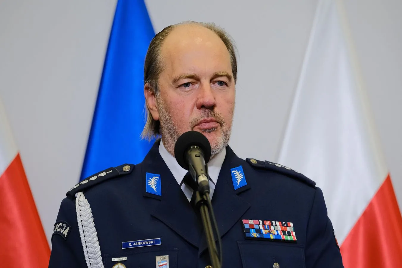 Gajewska wciągnięta do radiowozu. Szef policyjnych związkowców: Apeluje o rozwagę