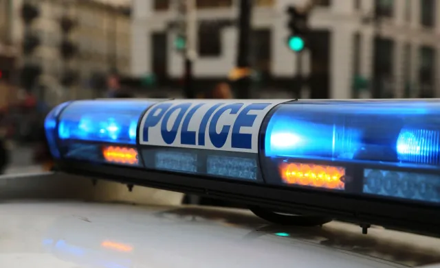 Zamieszki w Paryżu. Szokujący atak na radiowóz