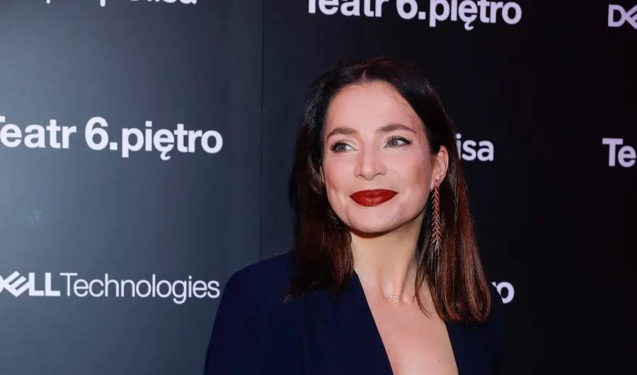 Anna Dereszowska bez bluzki i stanika, kusi DEKOLTEM na premierze [FOTO]