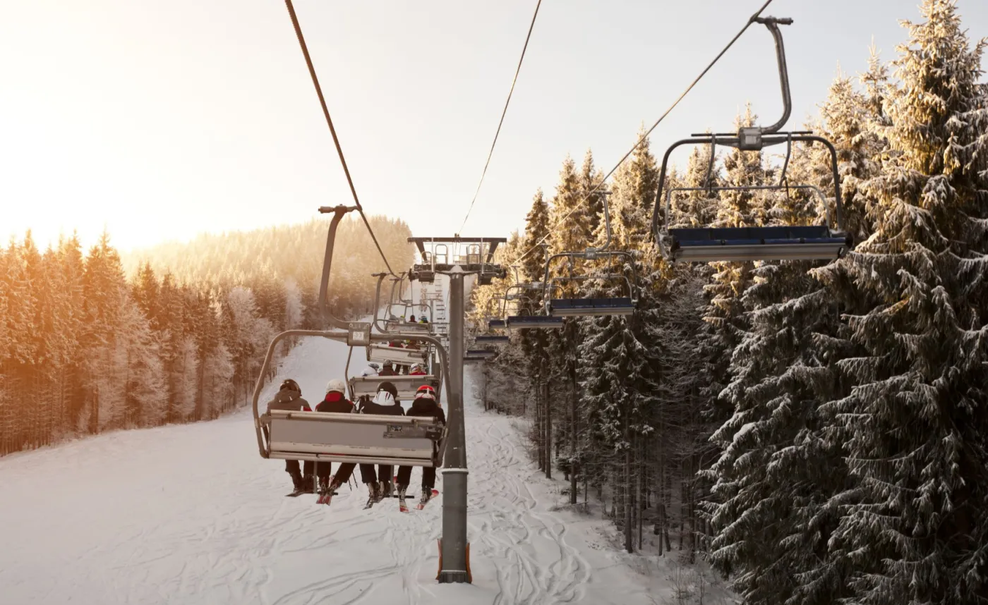 Ośrodki narciarskie we Francji padają jak muchy. Powód? Brakuje śniegu