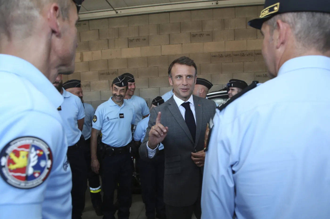 "Ludzie potrzebują waszej obecności". Macron odtwarza oddziały żandarmerii