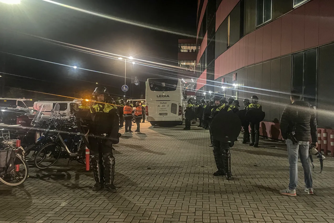 Ochroniarz klubu AZ Alkmaar, rzekomo zaatakowany przez piłkarzy Legii, trafił do szpitala