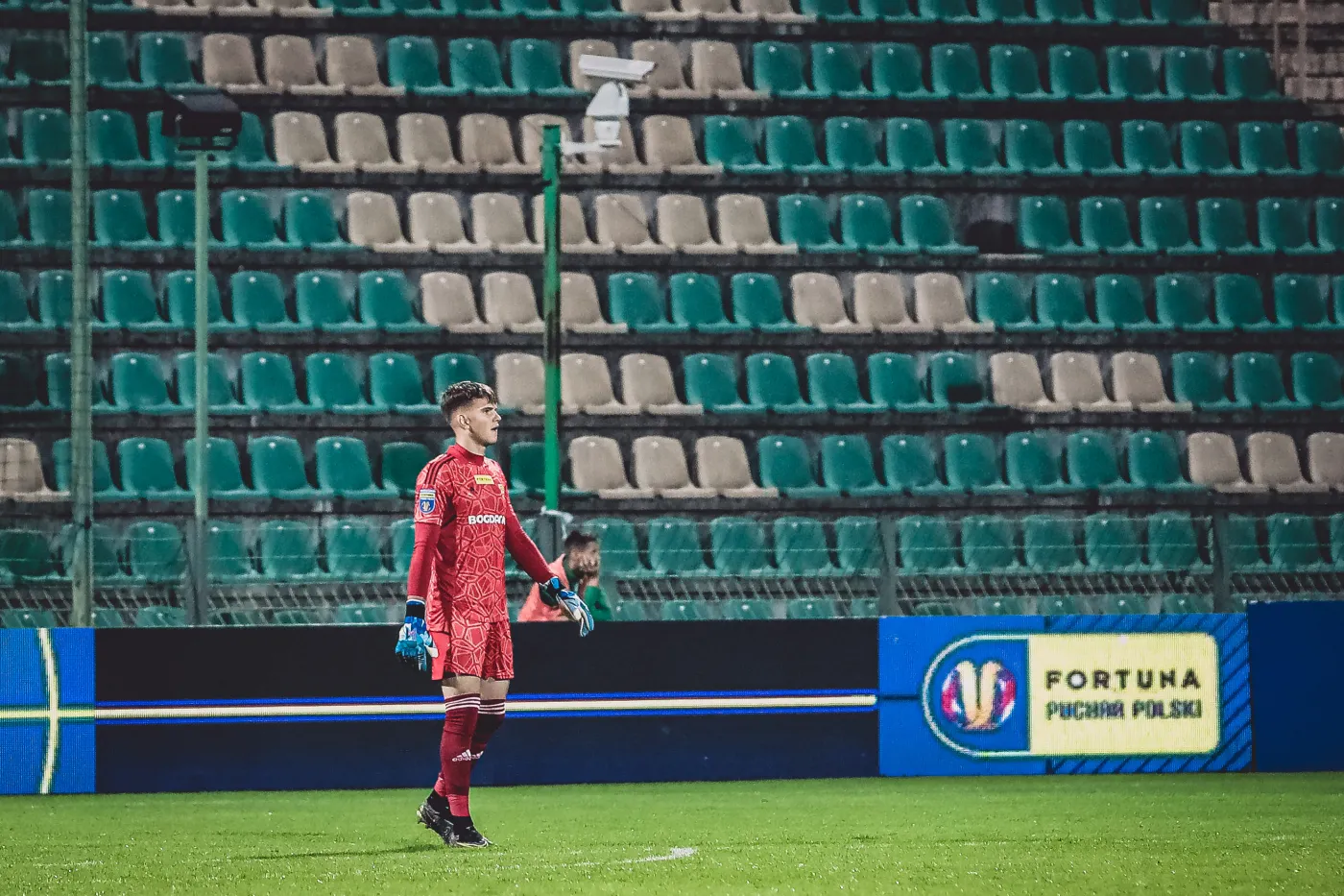 Bramkarz Górnika dwa razy wrzucił piłkę do swojej bramki. Pomógł Cracovii w awansie [WIDEO]