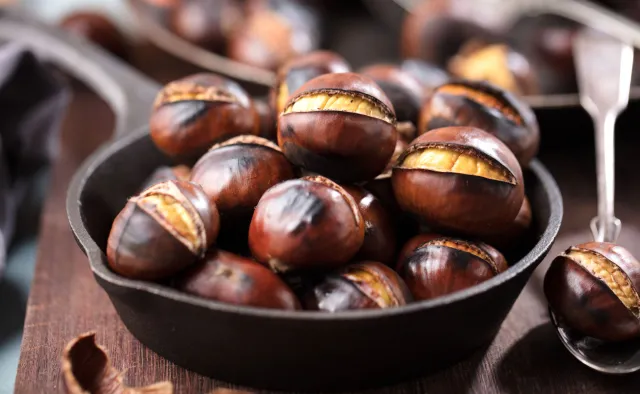 Dlaczego warto jeść kasztany? Te dwa PRZEPISY będą twoim kulinarnym hitem