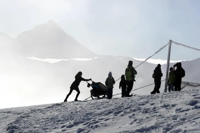Pierwszy śnieg na Kasprowym Wierchu i w Beskidach. GOPR ostrzega: Warunki turystyczne są trudne