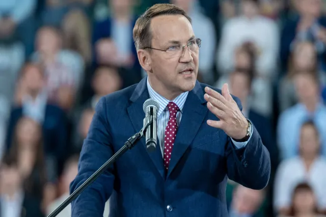 Wyniki wyborów 2023. Sikorski w CNN nawiązał do aborcji. "Surowiej niż w Iranie"