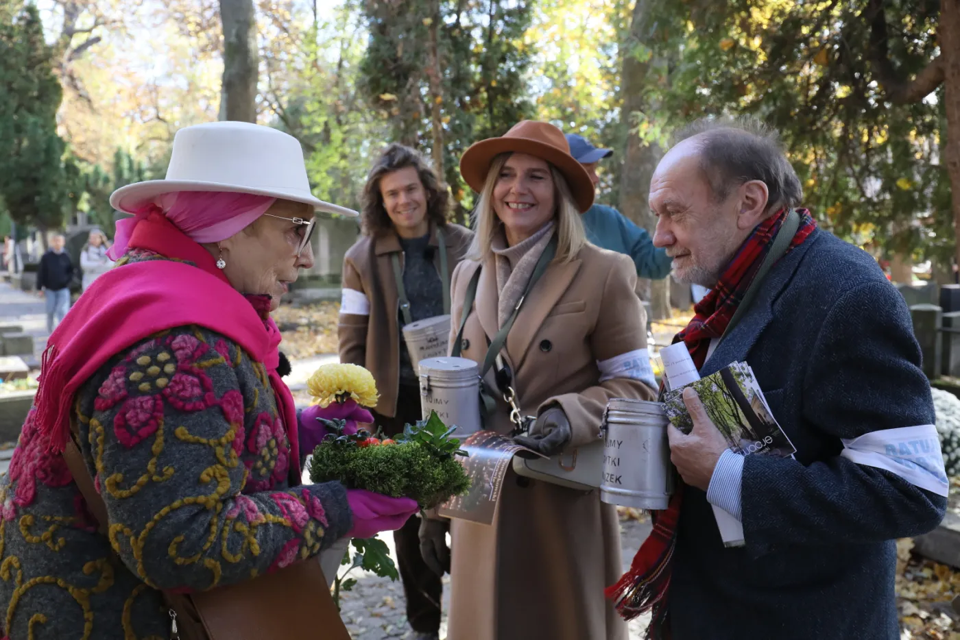 Kwesta na Powązkach z okazji Wszystkich Świętych. "Zatrzymaliśmy się tutaj w tej samej sprawie"