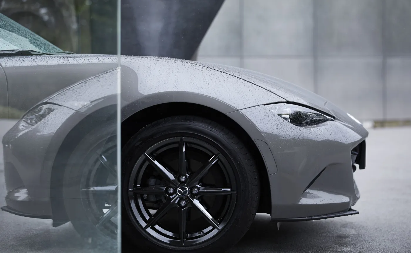 Mazda MX-5 2024 jest jeszcze lepsza. Zaskakuje nie tylko stylem i napędem