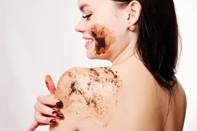 Tajniki samodzielnego skrobania, czyli domowy peeling do ciała. Zalety i przeciwwskazania