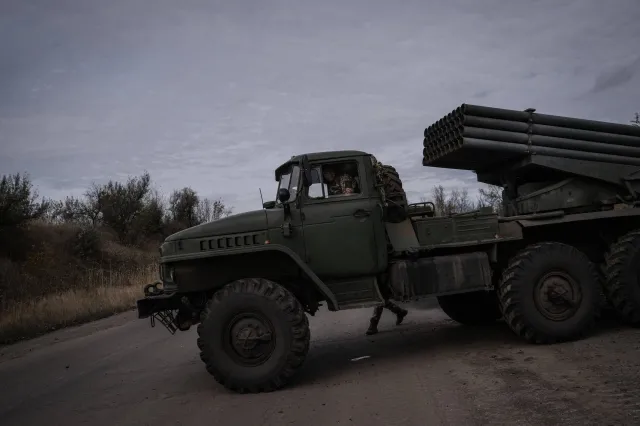 Rosjanie zdobywają teren pod Awdijiwką. "Idą jak zombie, a nam brakuje amunicji"