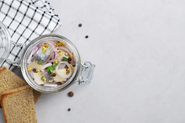 Ulubione śledzie Szwedów. To wszystko dzięki zalewie ze słodkawą nutą [PRZEPIS]