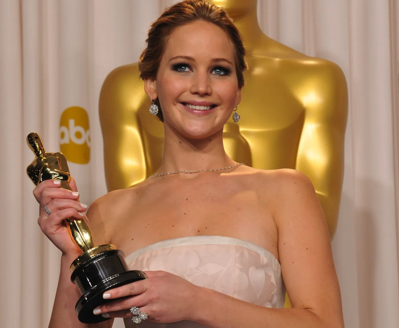 Jennifer Lawrence reaguje na plotki o swoich operacjach plastycznych. Poprawiła sobie nos?