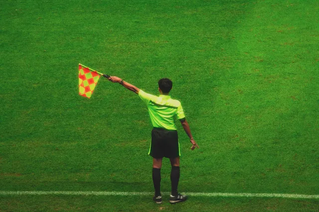 Piłkarz, który pobił sędziego, popełnił samobójstwo? BRUTALNE WIDEO z boiska