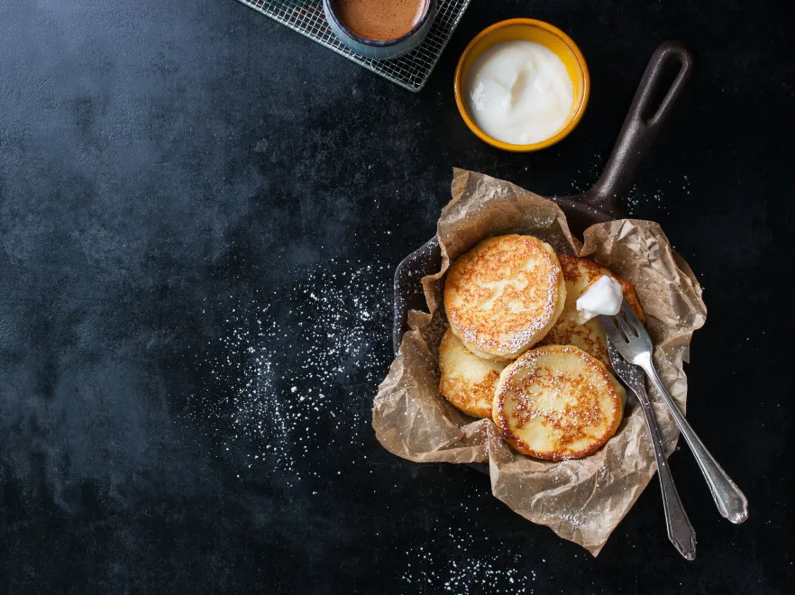 Puszyste placki twarogowe jak świąteczny sernik. Poznaj ten prosty trik [PRZEPIS]