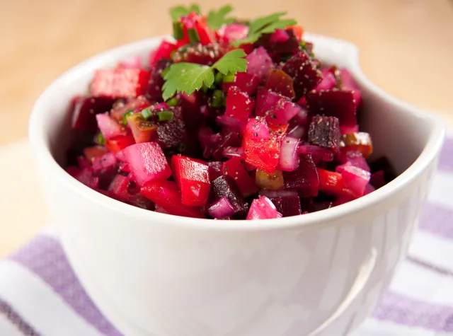 Co dodać do sałatki jarzynowej, by zaskoczyć gości? 7 niestandardowych składników