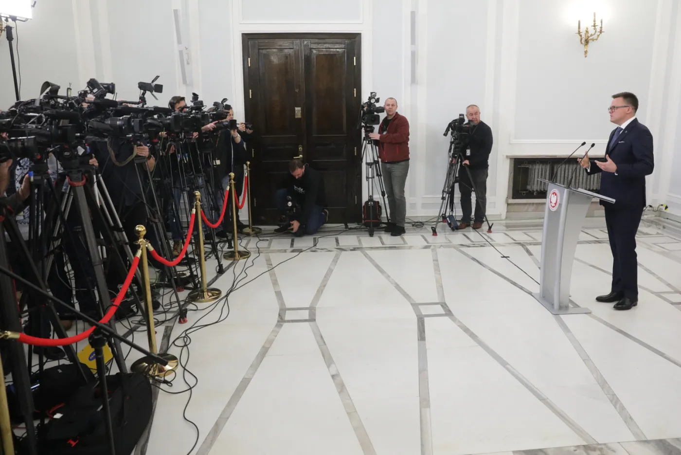 Konflikt Szymona Hołowni z pracownikiem TVP. Dziennikarze rozbawieni wymianą zdań