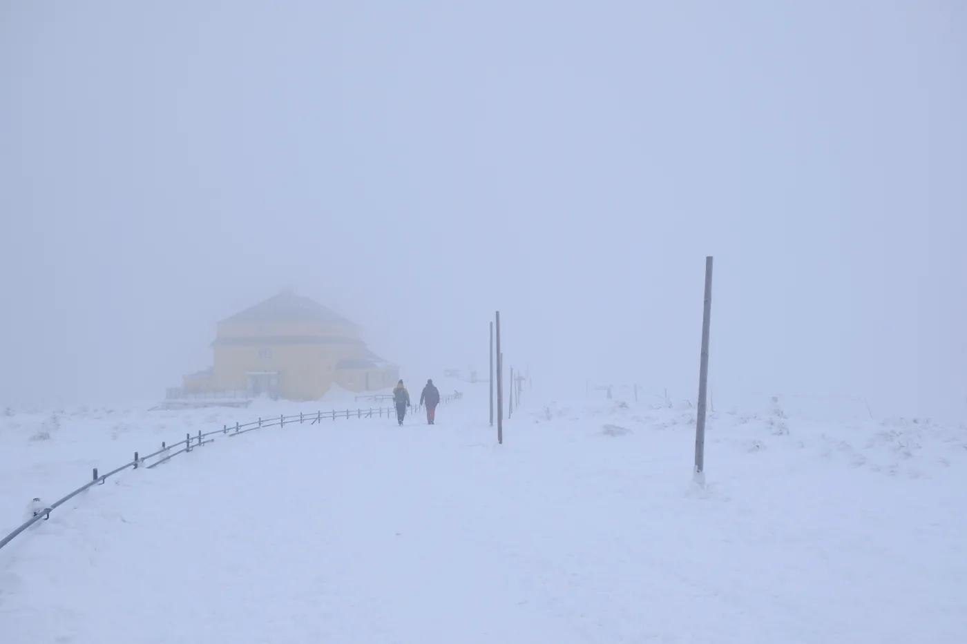 Zamknięte szlaki, ostrzeżenia GOPR... Fatalne warunki w Karkonoszach