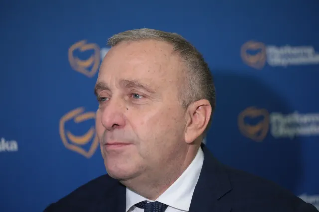 Schetyna ocenia działania Sienkiewicza wokół TVP. "Trudny scenariusz"