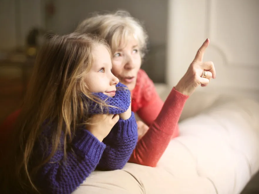 Jesteś babcią? Poznaj 6 fraz, których nie powinnaś mówić do wnuków