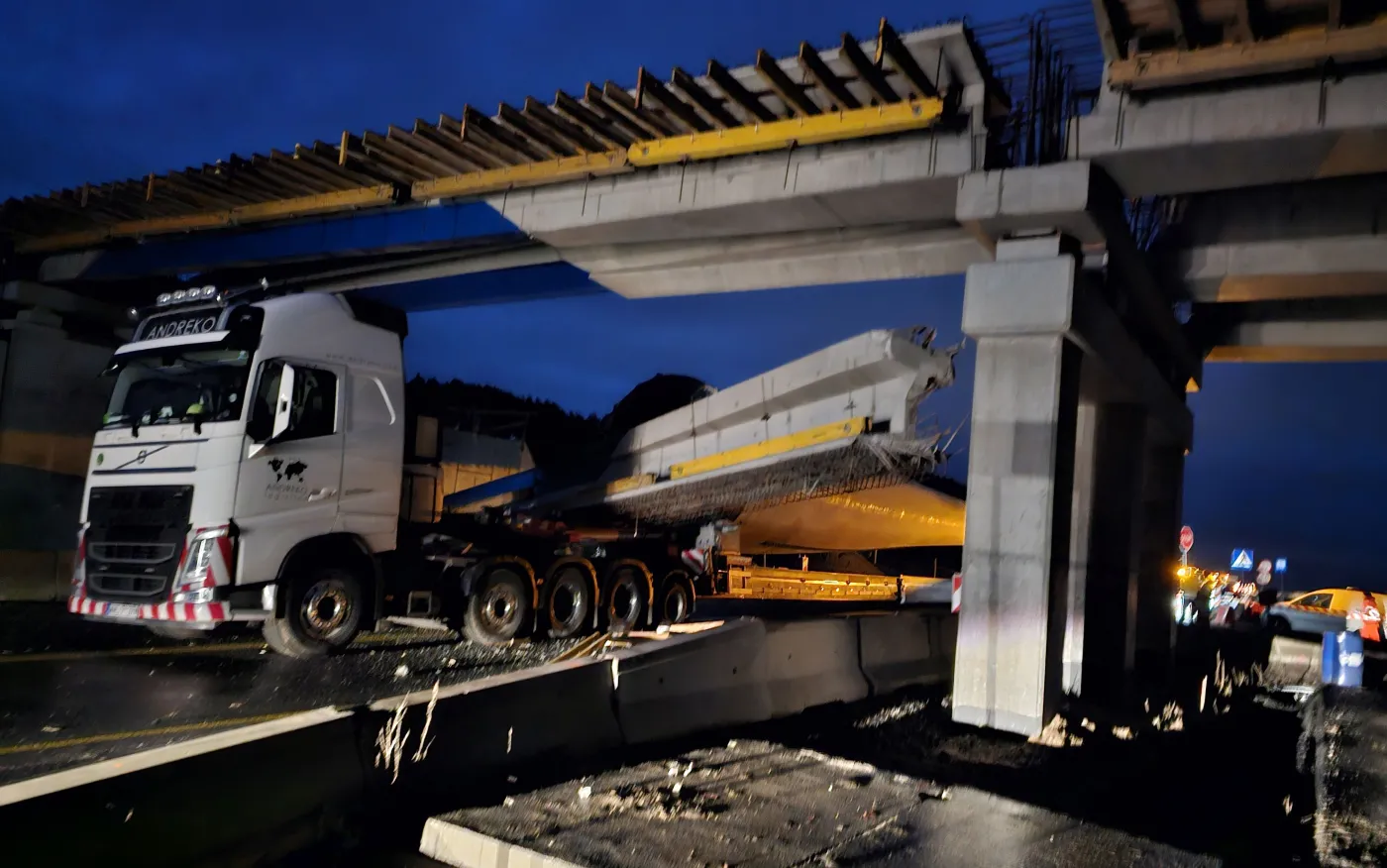 Zachodniopomorskie: wiadukt na DK3 zawalił się po tym, jak uderzyło w niego... śmigło [ZDJĘCIA]